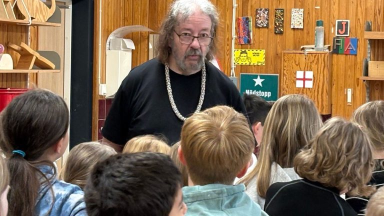 Skolelever i Brösarp bygger igelkottsbon i slöjden