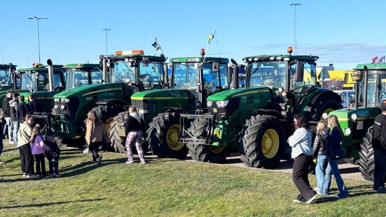 Traktorparad från Naturbruksgymnasiet rullade in i Kalmar