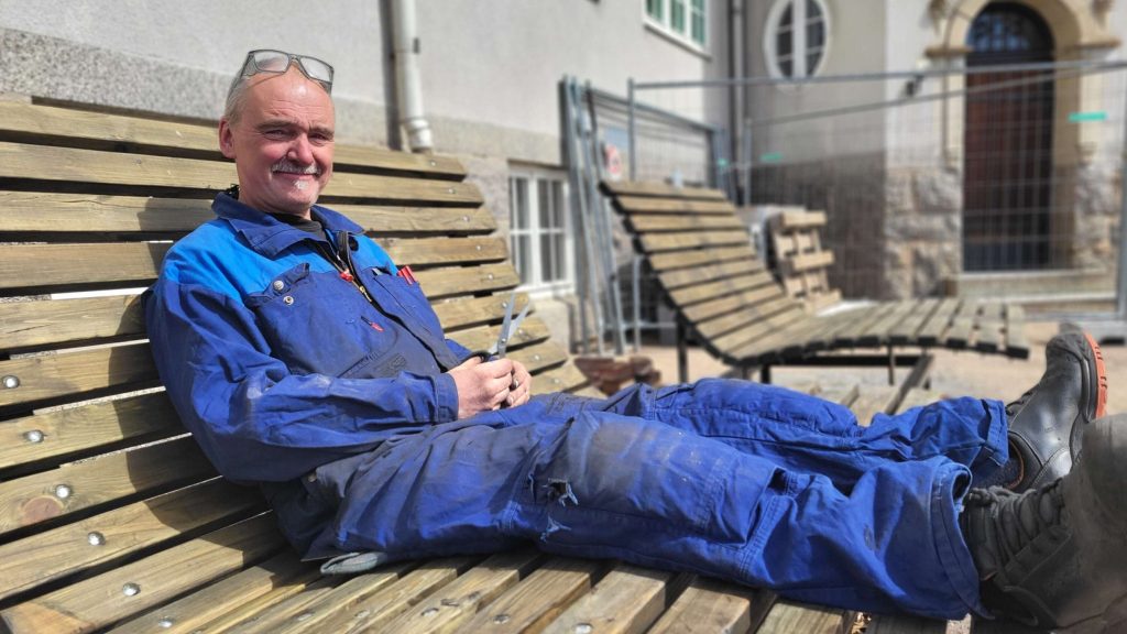 Lärare Jocke Melin snickrade solstolar till eleverna på Brogymnasiet