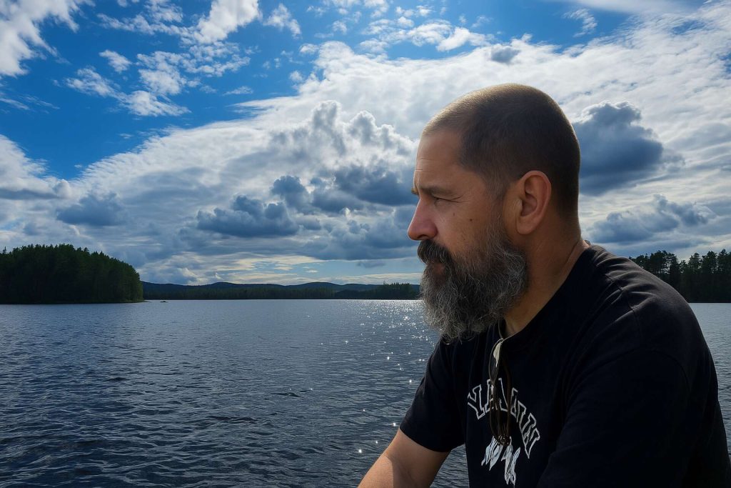 Nico flyttade från Nederländerna och hjälper äldre med tekniken