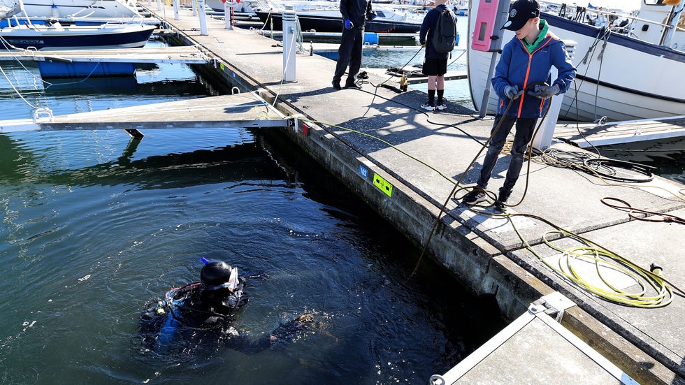 Skolbarn hjälpte dykare rensa småbåtshamnen i Simrishamn