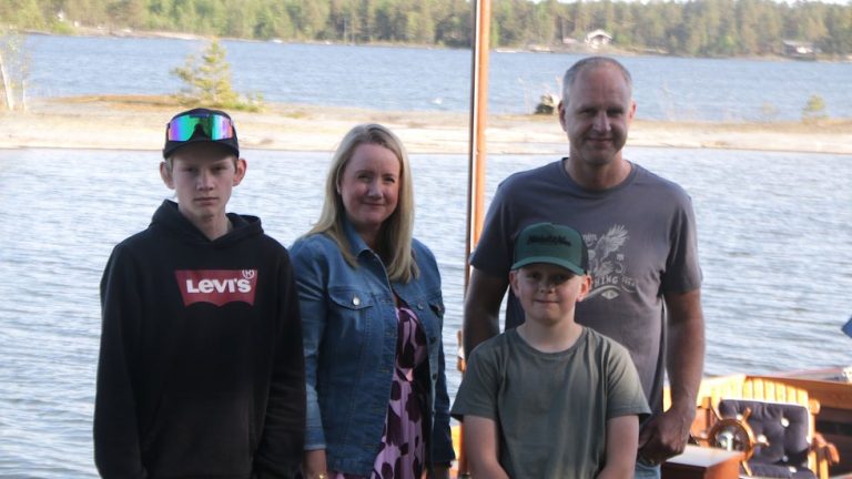 Bergmans tar träbåten ut på Vänern varje sommar