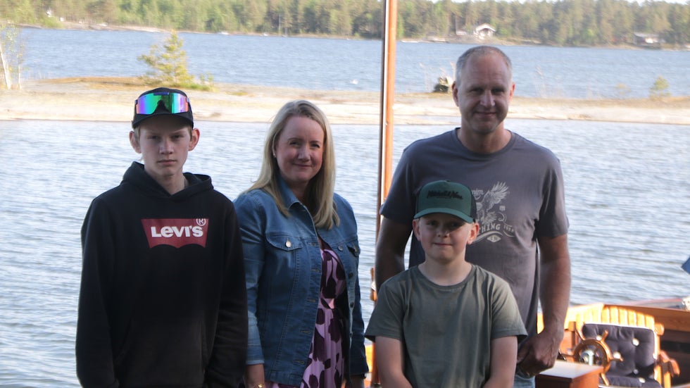 Bergmans tar träbåten ut på Vänern varje sommar