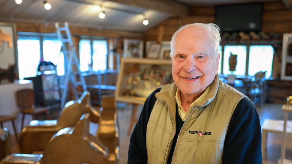 Curt, 90, reser pyramiden av dalahästar i Mora