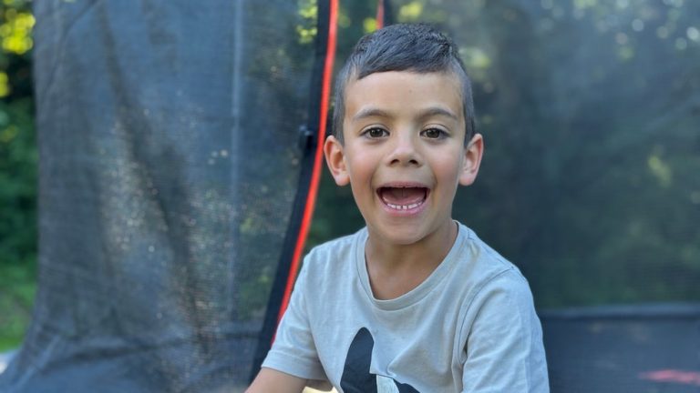 Grannarna i Röstånga fixade ny studsmatta åt Liam, 6