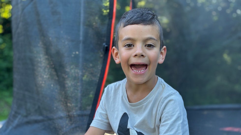 Grannarna i Röstånga fixade ny studsmatta åt Liam, 6