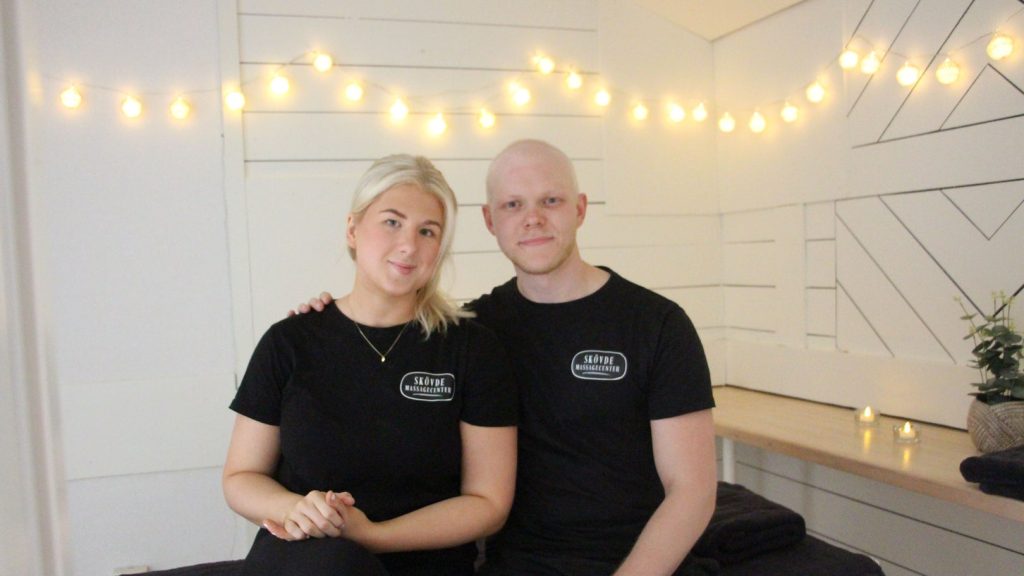 Alfred, 23, öppnade massagecenter i Skövde
