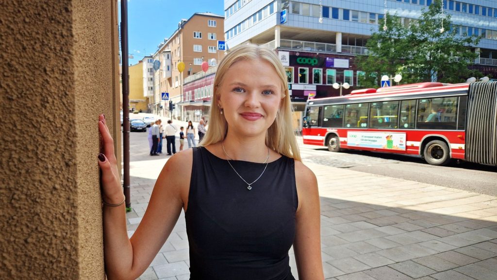 Felicia, 18, visar sin konst under Prideveckan