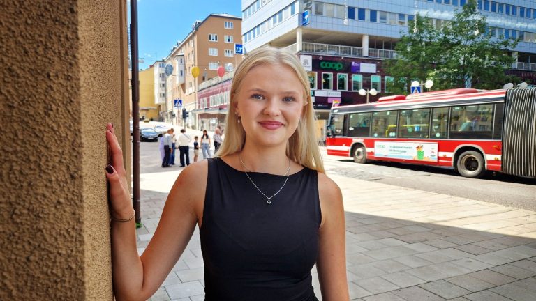 Felicia, 18, visar sin konst under Prideveckan