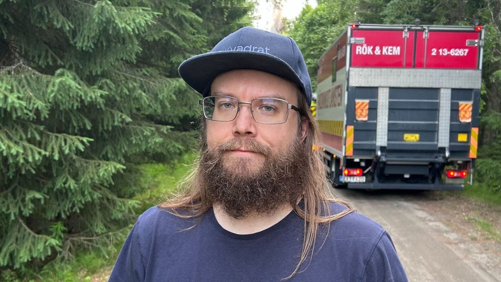 Oskar såg röken och sprang in för att rädda grannen